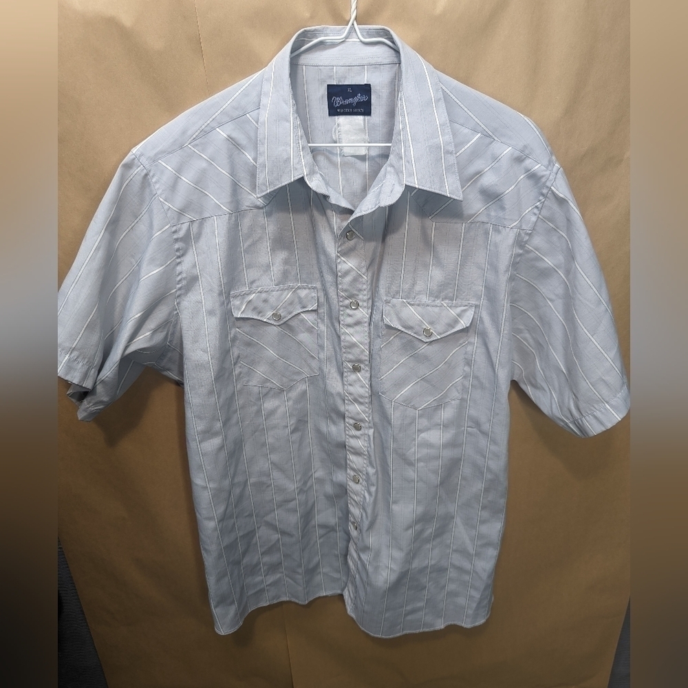 Wrangler Western Wear men's XL short sleeve blue cotton/poly shirt. White pearl